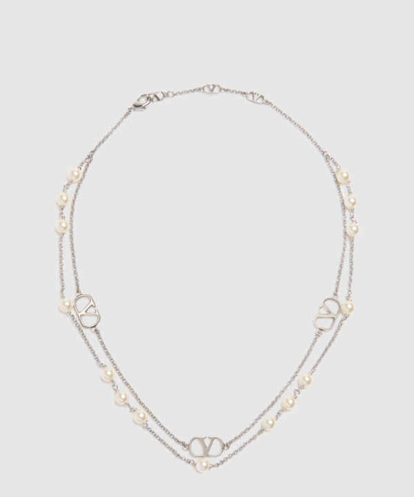 진주 장식 브이로고 시그니처 메탈 네크리스