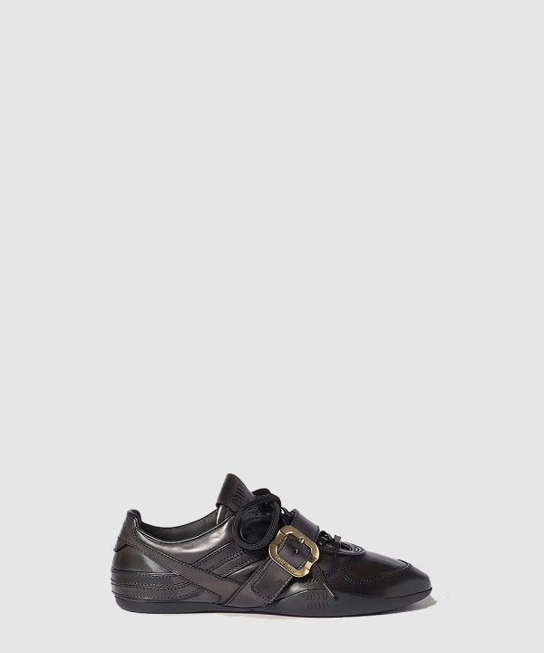 버클 장식 가죽 스니커즈 5E549E